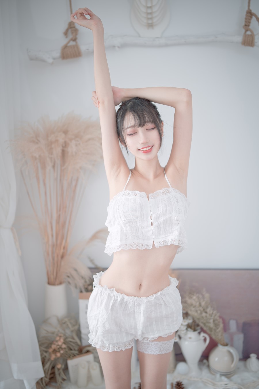 周叽是可爱兔兔 – 白色睡衣 [23P/196MB]