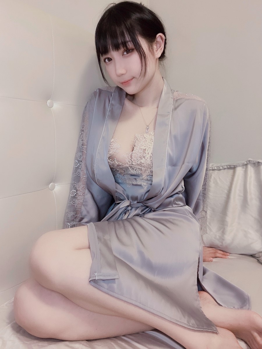 周叽是可爱兔兔 – 今夕何夕睡袍 [9P/15MB]