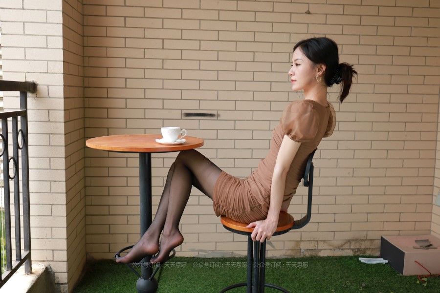 [IESS异思趣向] 耽丝 20210704 小六在阳台喝丝袜奶茶 [90P/140M]