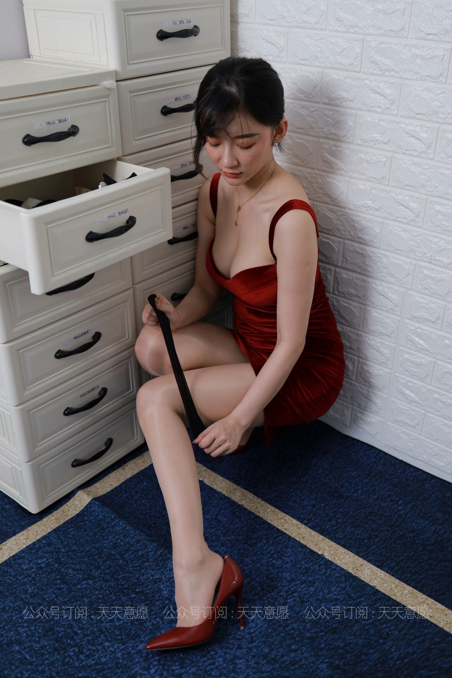 [IESS异思趣向] 耽丝 210730 性感红裙女神 秋秋 [92P/111MB]