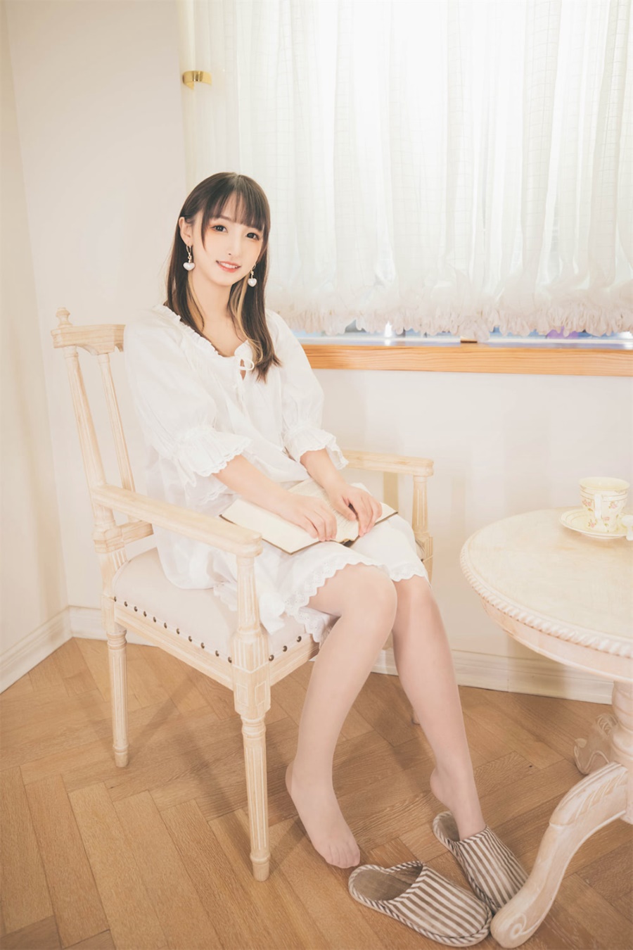神楽坂真冬 – 许しの日 [150P/2V/677MB]
