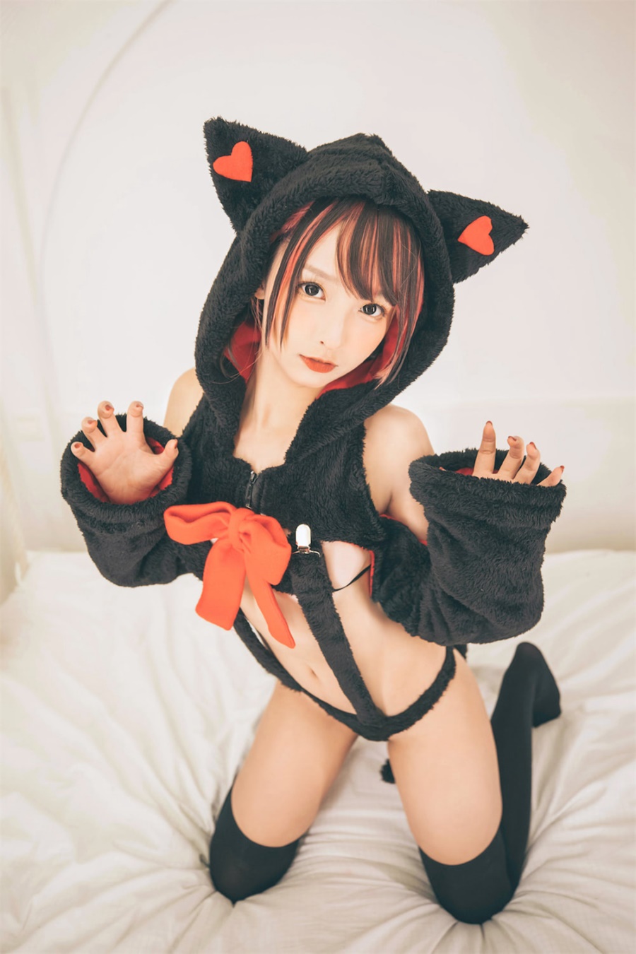 神楽坂真冬 – 白黒の猫 [150P/2V/732MB]