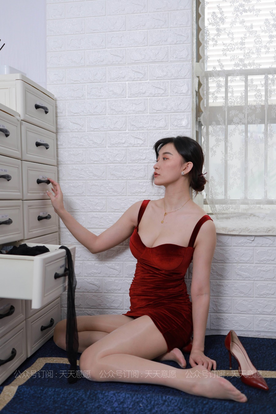 [IESS异思趣向] 2021.07.24 丝享家869：秋秋《姓感红裙女神》 [93P/124MB]