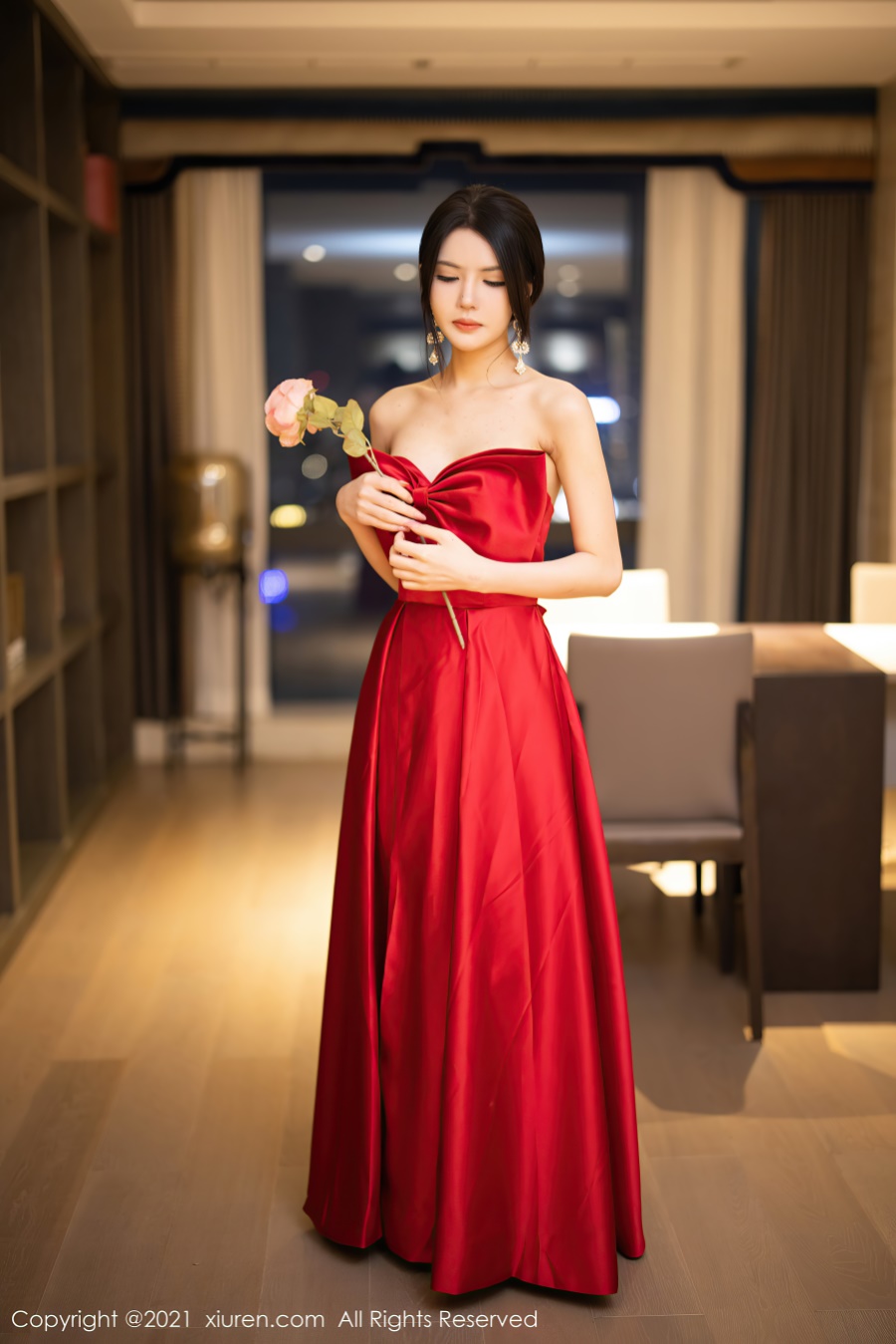 [Xiuren秀人网]2021.10.28 NO.4133 猩红魅惑的礼结礼裙 媛媛酱belle [37+1P/325MB]