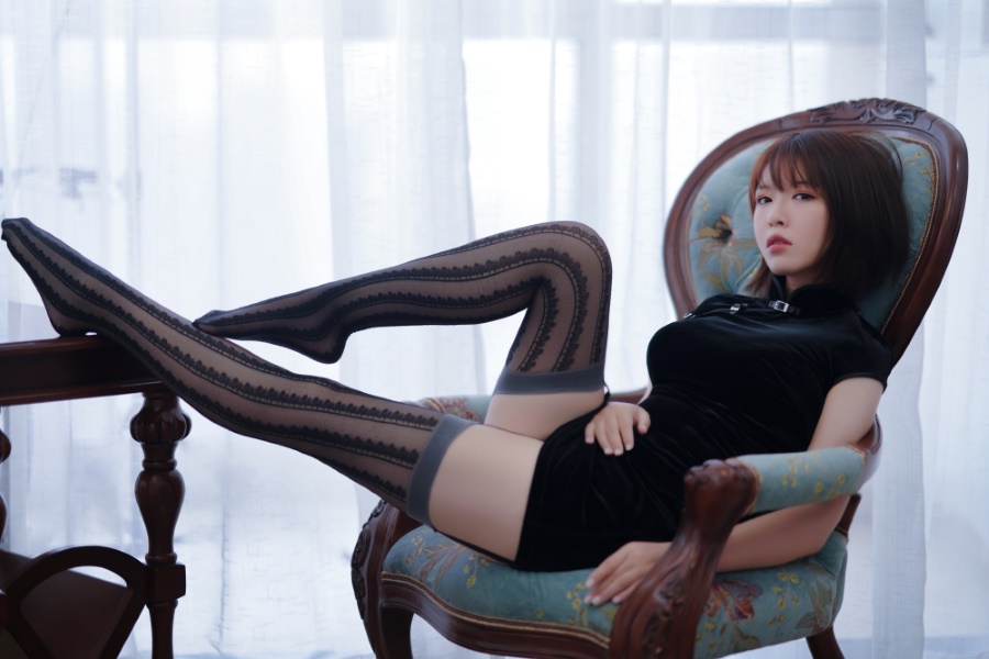 半半子 – 吊带黑丝袜 [28P/1V/223MB]