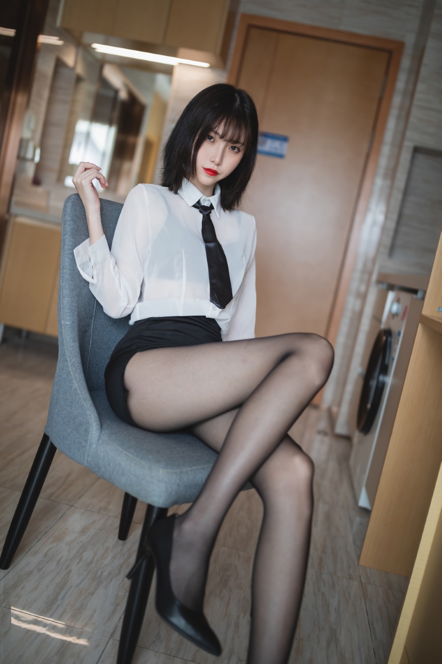 许岚 – 黑丝袜 OL制服 [41P/587MB]