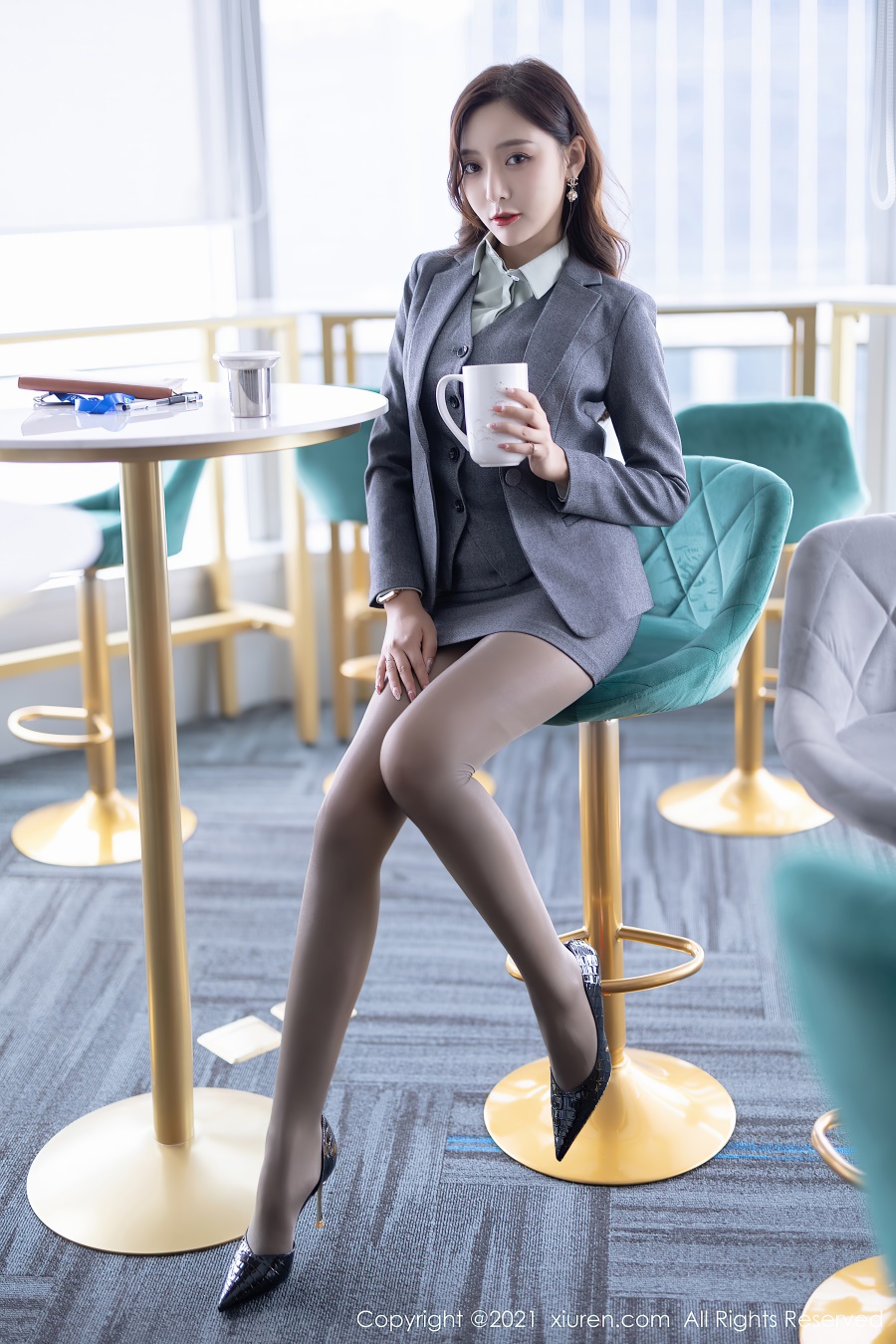 [Xiuren秀人网]2021.11.22 NO.4251 典雅干练的职业装OL 王馨瑶yanni [80+1P/772MB]