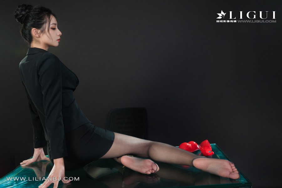 [Ligui丽柜]2022.01.12 《寂寞的等待》伊萱 [57+1P/66MB]