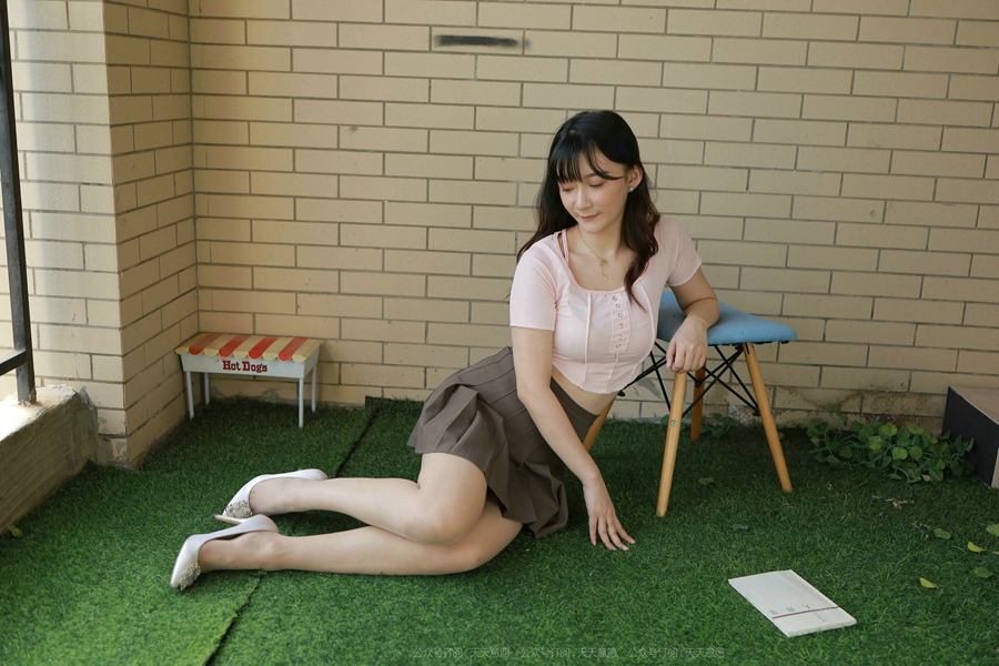 [IESS异思趣向] 2021.10.10 丝享家943：秋秋《阳台上的美女》[92P/175MB]