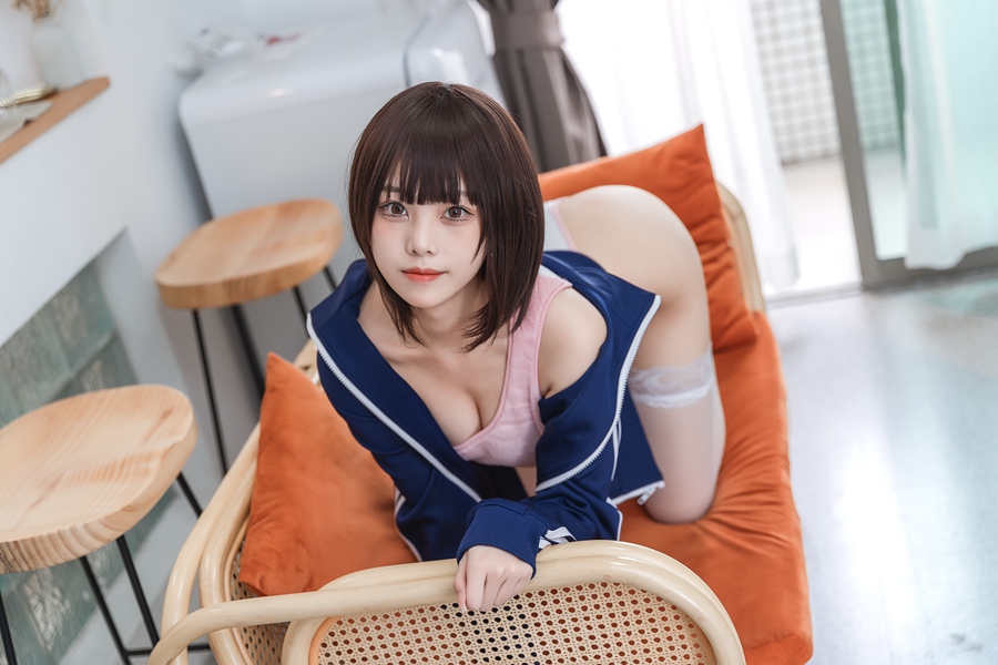 萌系小姐姐蜜汁猫裘 – 草莓圣代 [45P/4V/943MB]