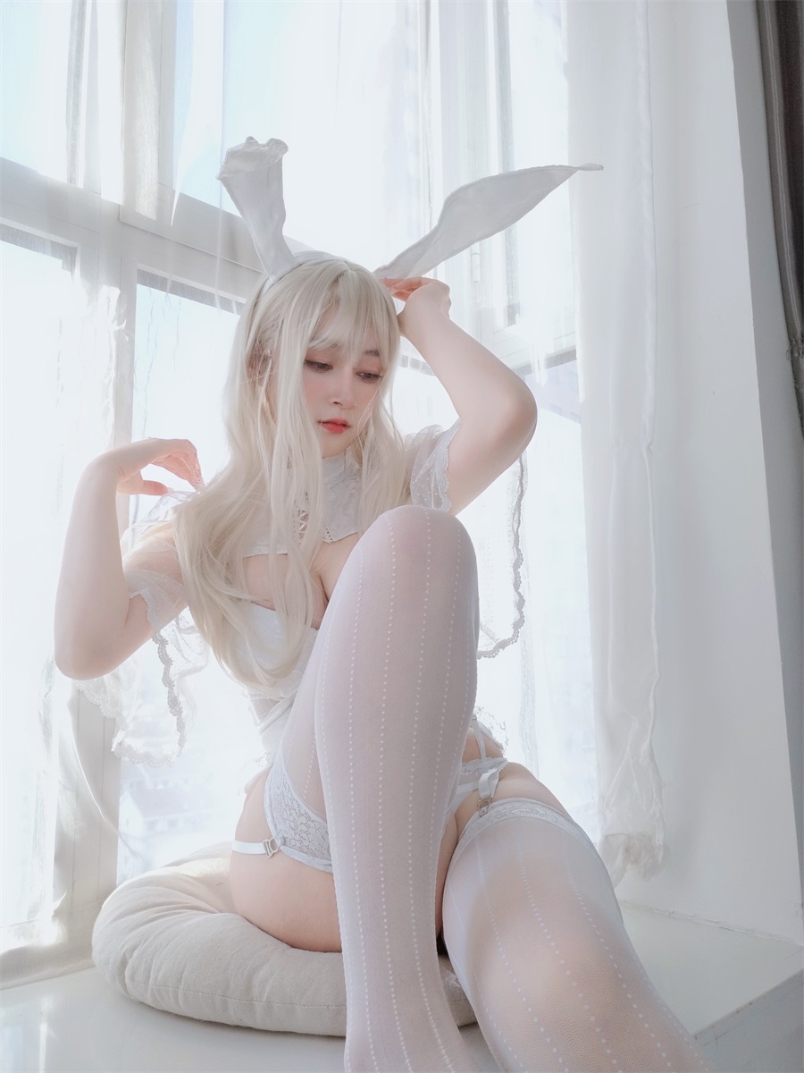 Coser小姐姐 白银81 - 白丝兔兔 [34P/82MB]