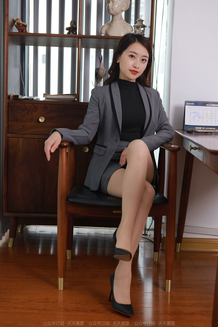 [IESS异思趣向] 耽丝 211222小婕的灰色职业装 [92P/102MB]