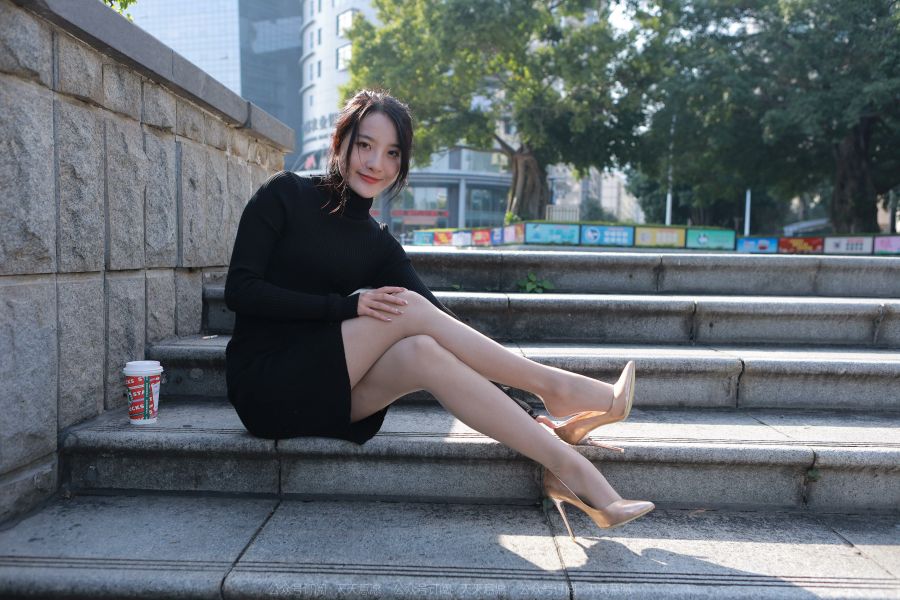 [IESS异思趣向] 耽丝 220109 婉萍的黑色包臀裙 [90P/111MB]