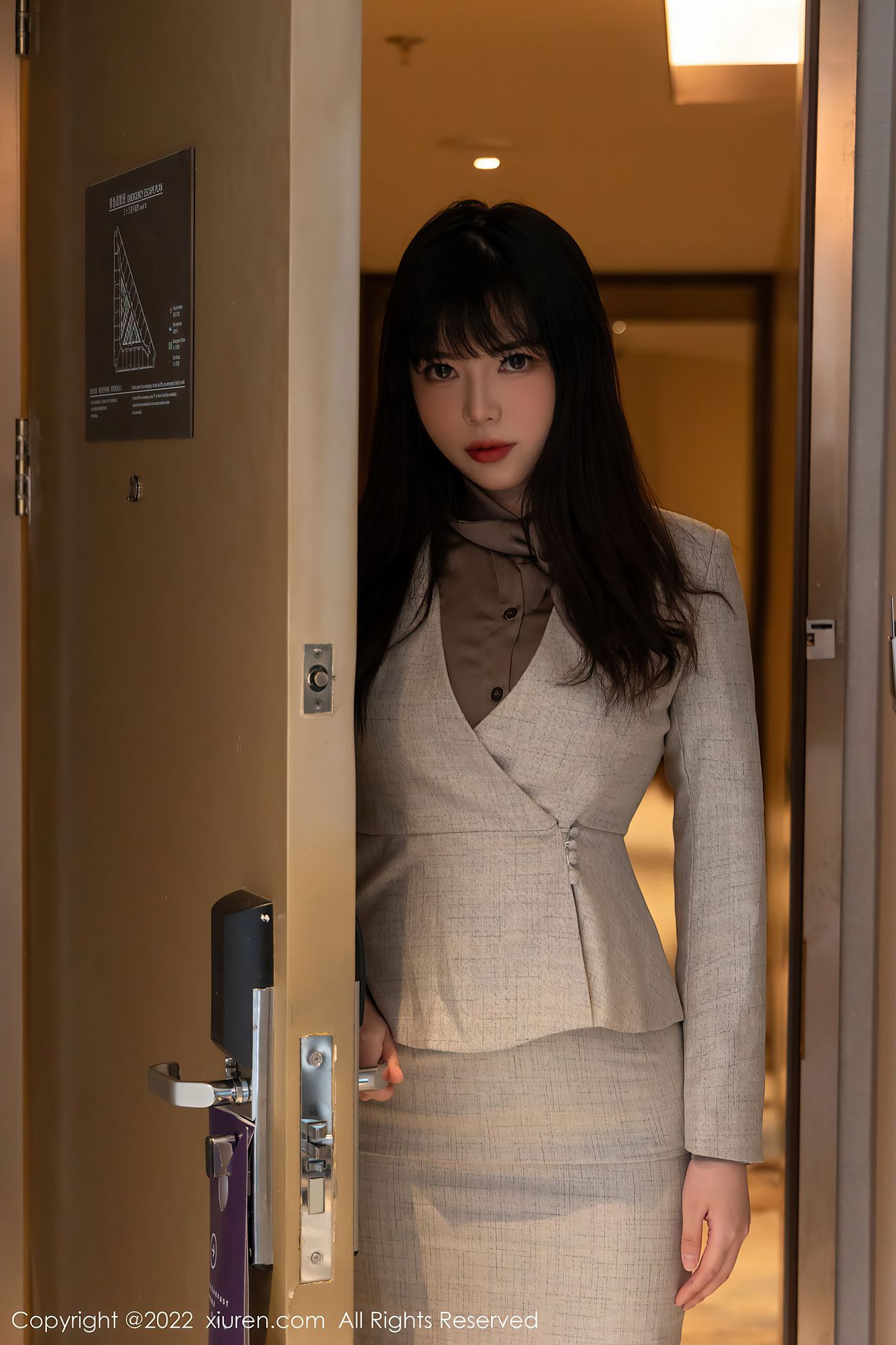 [XiuRen秀人网] 2022.03.09 No.4689 Arude薇薇 丝袜美腿[99P/895MB]