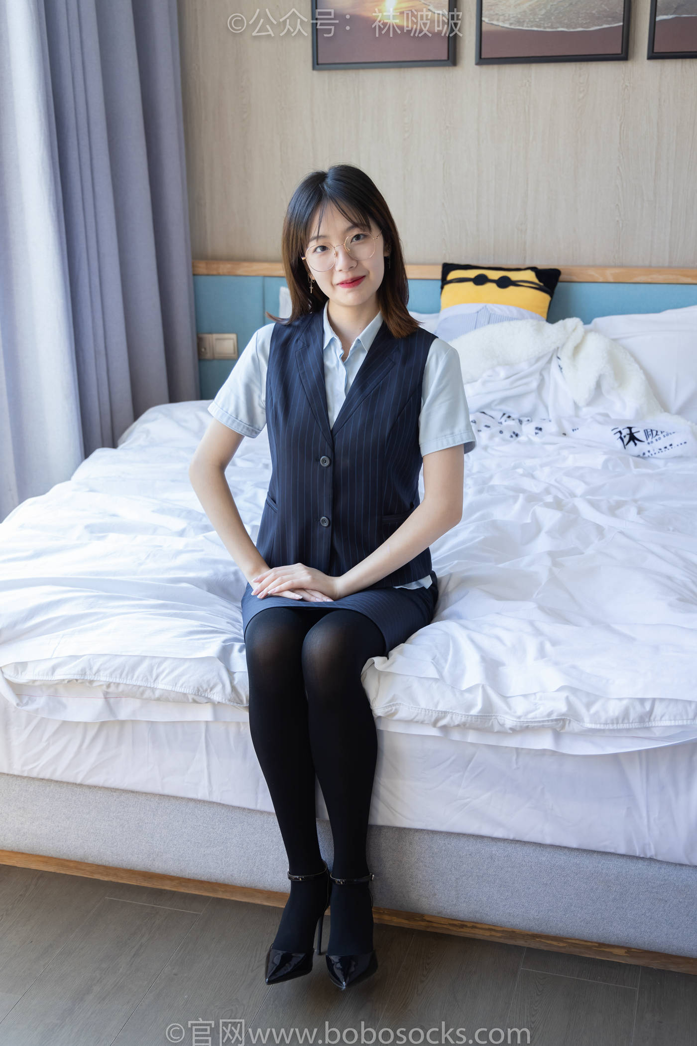 [BoBoSocks袜啵啵]NO.038 小甜豆-建行行服、高跟鞋、厚黑丝 [131P/1V/6.37GB]