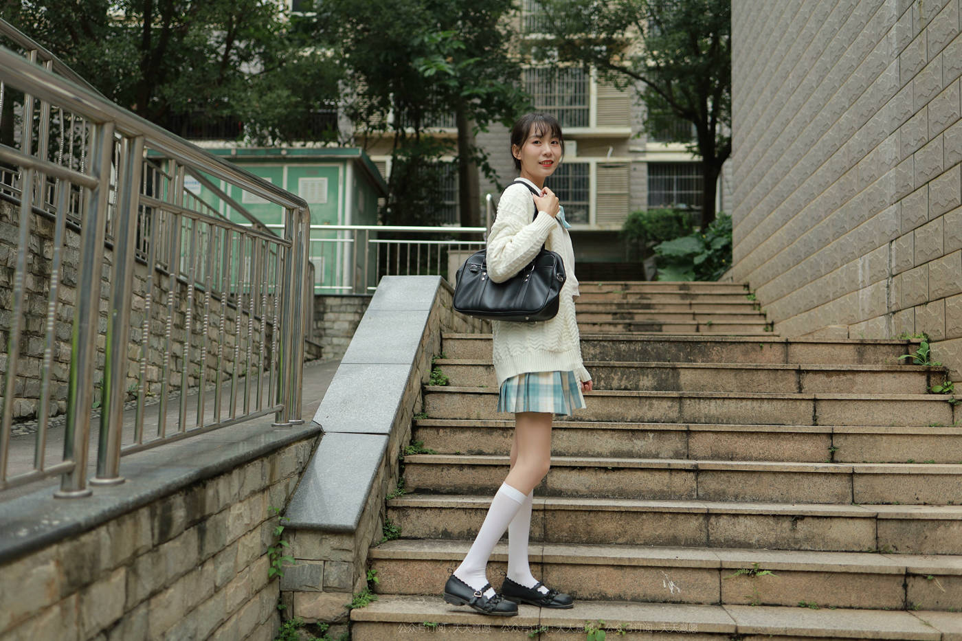 [IESS异思趣向] 2021.11.02 丝享家963：团团《长腿JK装》 [94P/124MB]