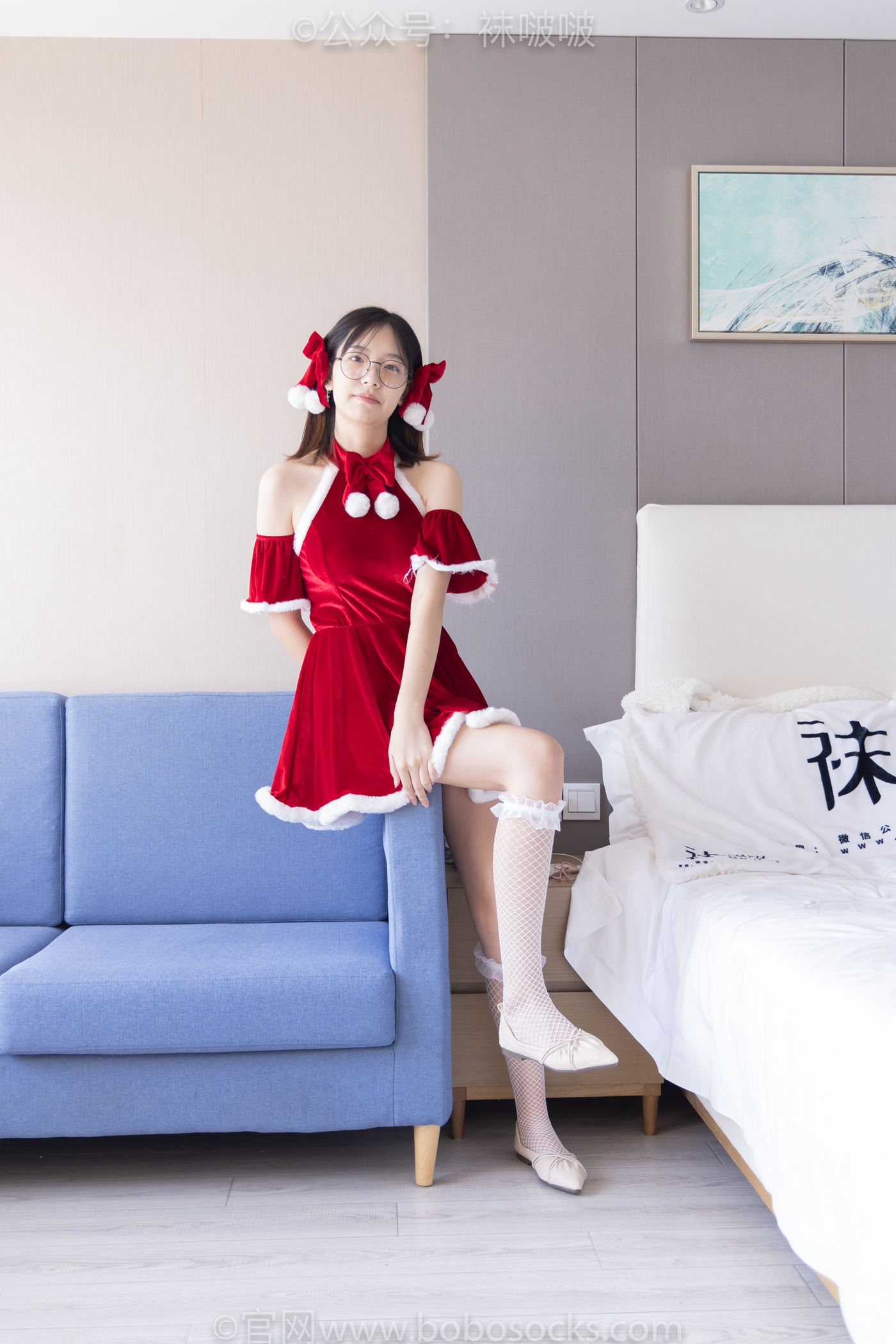 [BoBoSocks袜啵啵]NO.043 小甜豆-圣诞服、平底鞋、高跟鞋、白色渔网袜 [165P/1V/8.42GB]