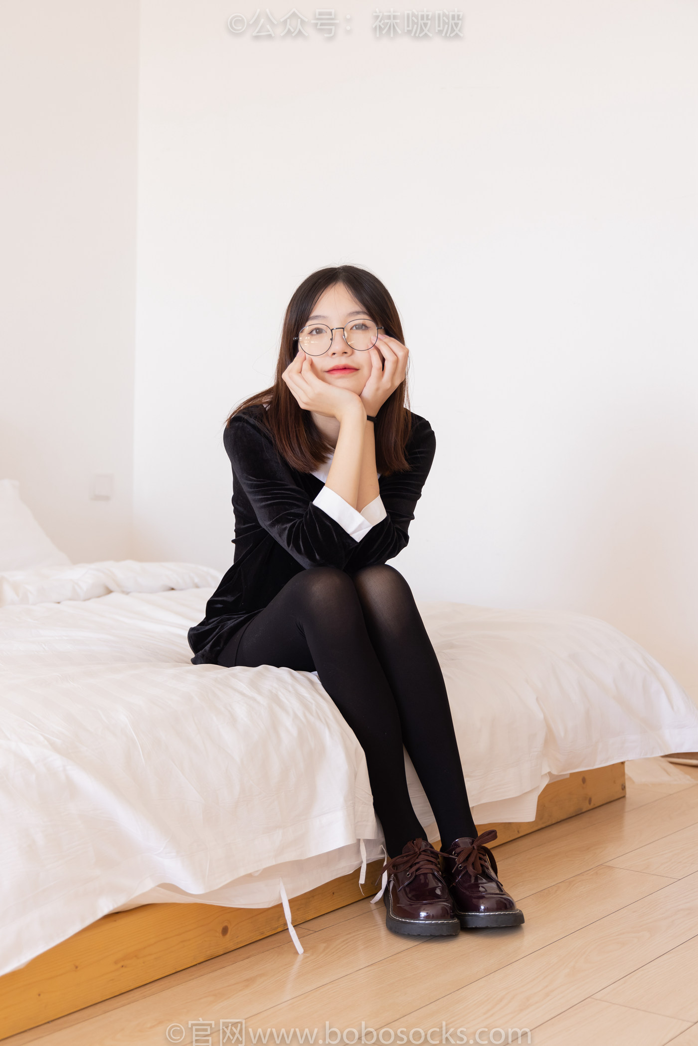 [BoBoSocks袜啵啵]NO.053 小甜豆-皮鞋、厚黑丝、黑色蕾丝船袜 [143P/1V/7.91GB]