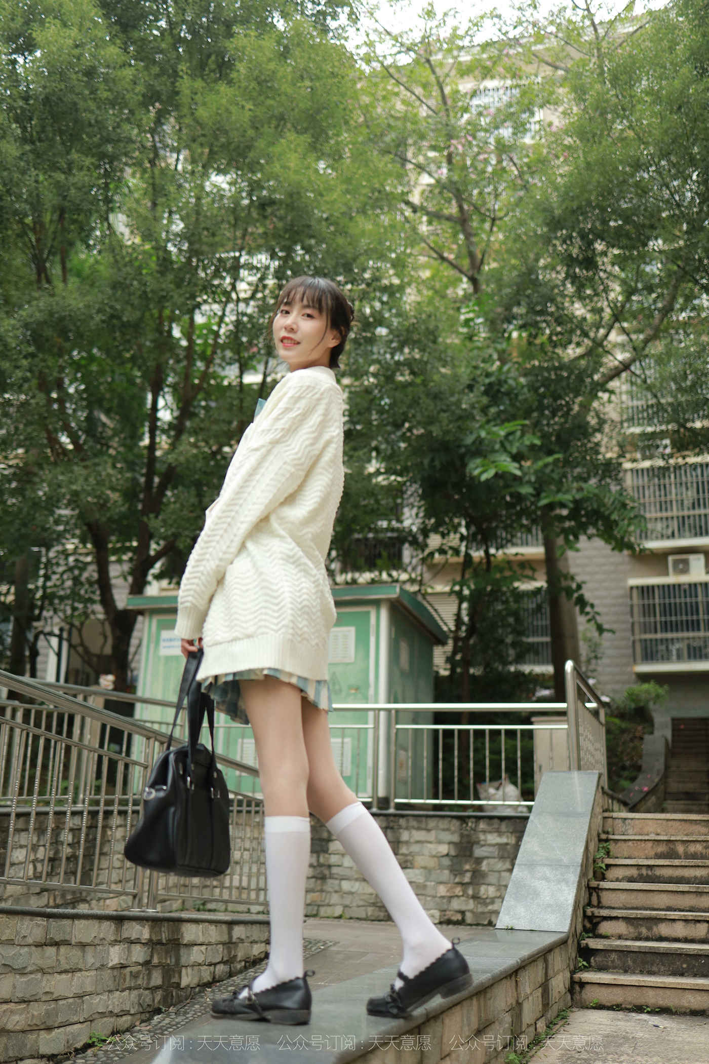 [IESS异思趣向] 2021.11.02 丝享家963：团团《长腿JK装》 [94P/124MB]