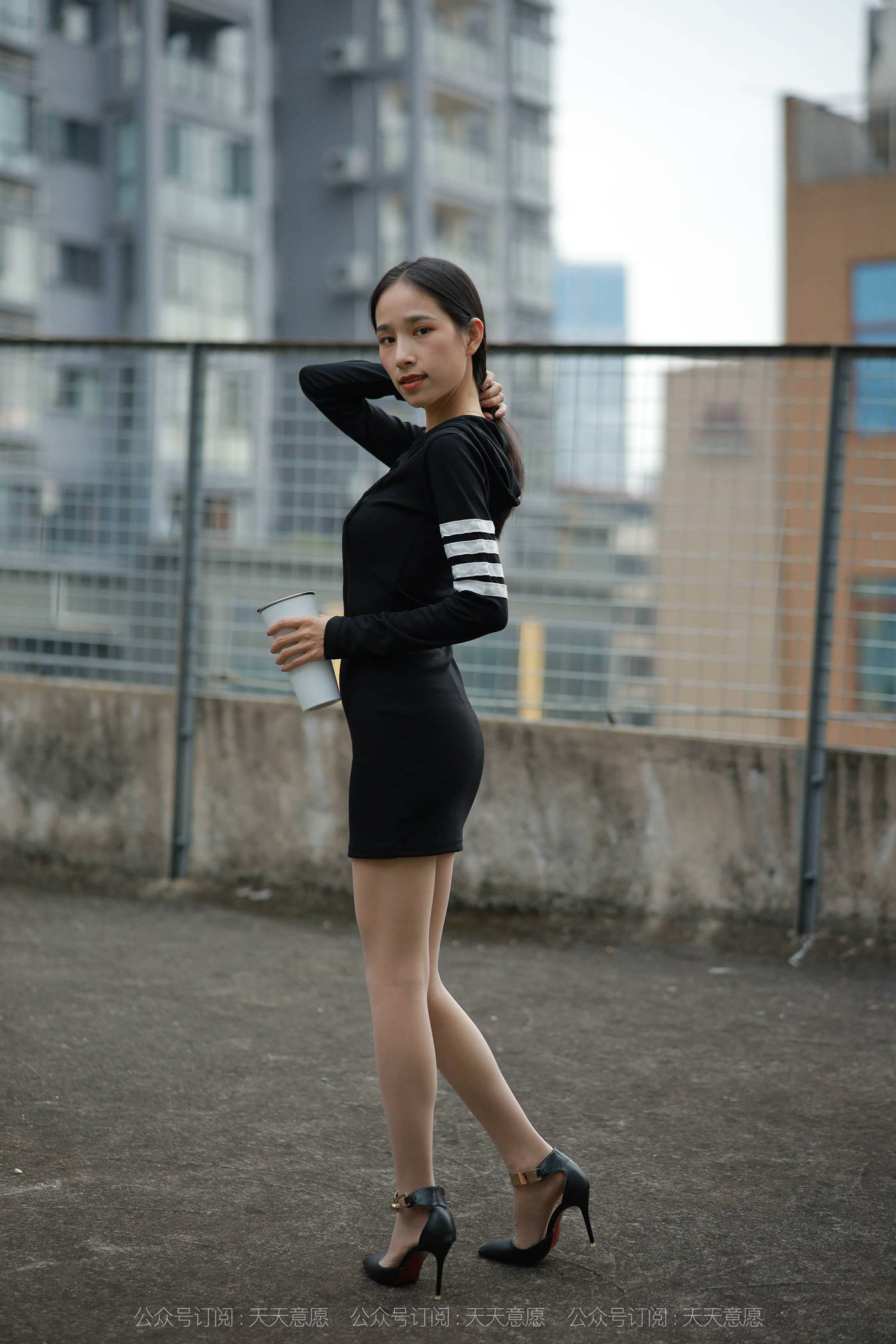 [IESS异思趣向] 2021.11.06 丝享家967：美子《天台大长腿》 [77P/70MB]