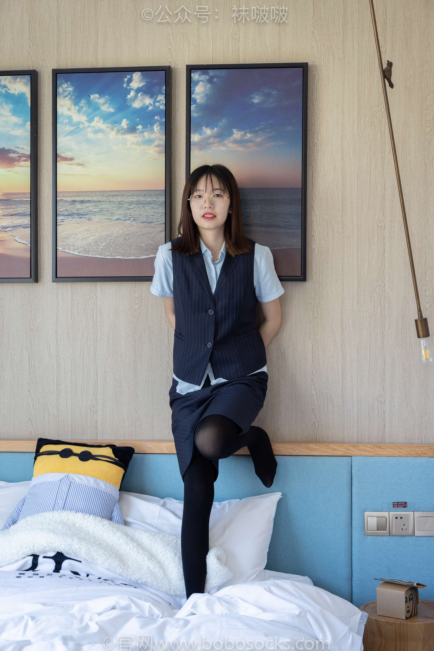 [BoBoSocks袜啵啵]NO.038 小甜豆-建行行服、高跟鞋、厚黑丝 [131P/1V/6.37GB]