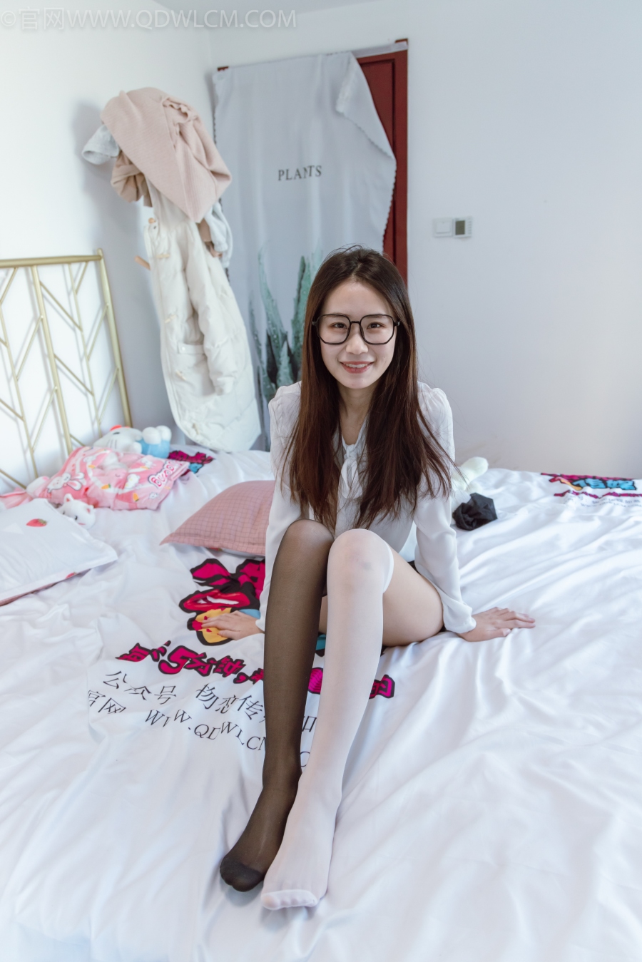 物恋传媒 NO.1031 菜菜-高跟鞋、贝壳头、白色长筒丝袜、黑色长筒丝袜、黑色过膝棉袜[163P/1V/5.84GB]