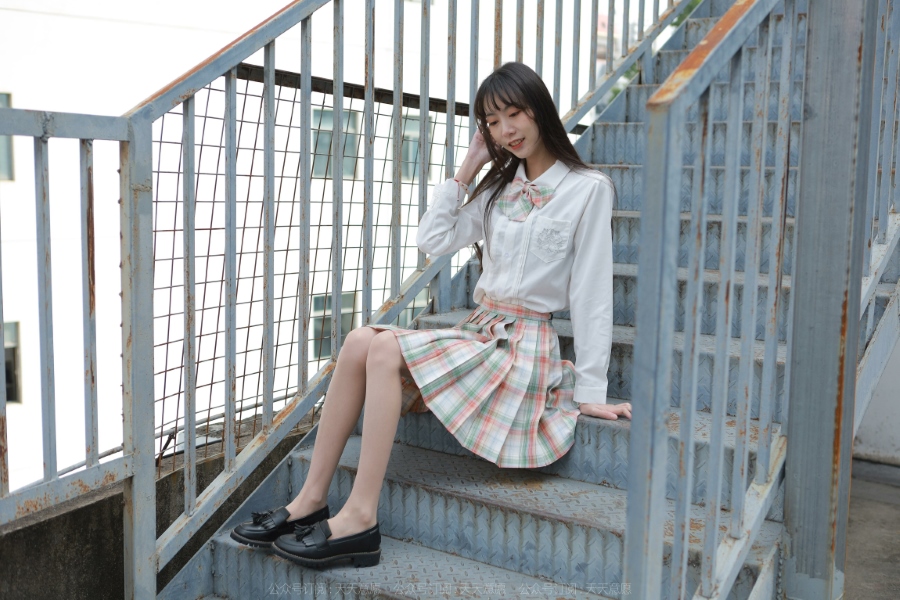 [IESS异思趣向] 耽丝 220219jk妹妹团团 [84P/94MB]