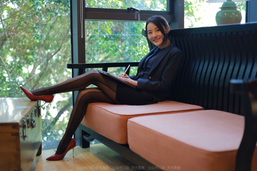 [IESS异思趣向] 耽丝 220205白领御姐婉萍 [93P/110MB]