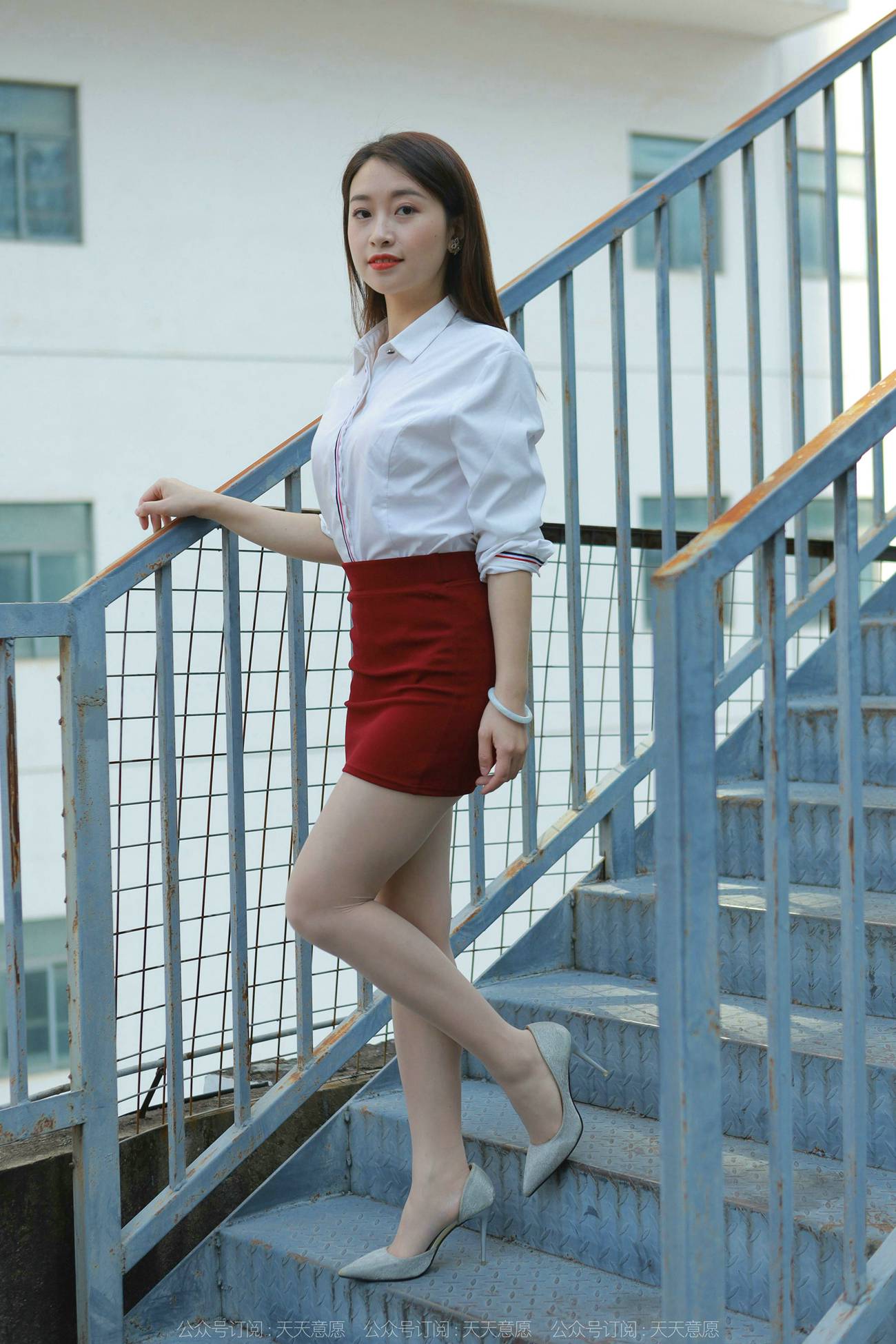 [IESS异思趣向] 2022.02.17 丝享家1006：小婕《性感红色包臀裙》[87P/109MB]