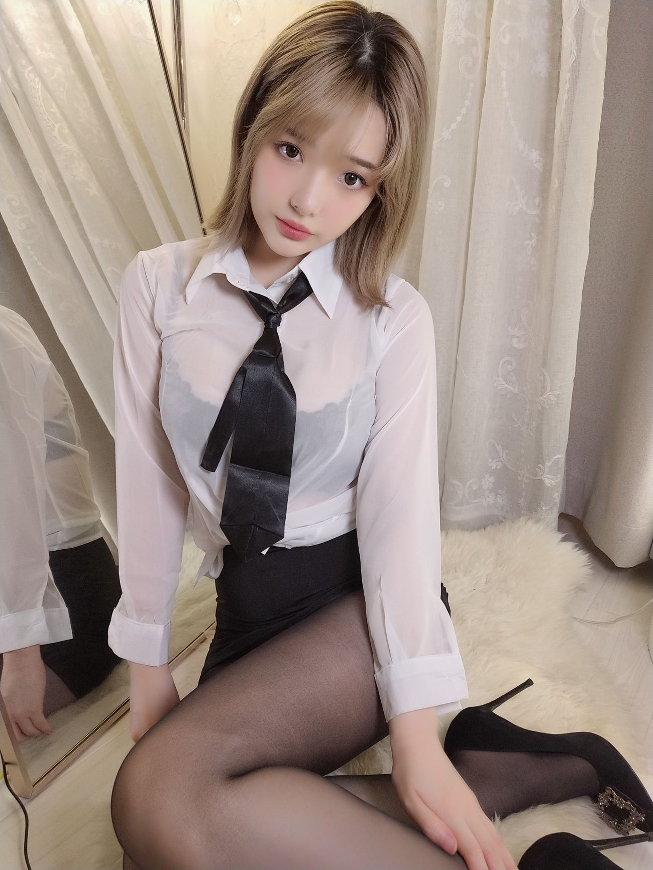 动漫博主雯妹 - 白衬衫 [30P/2V/187MB]