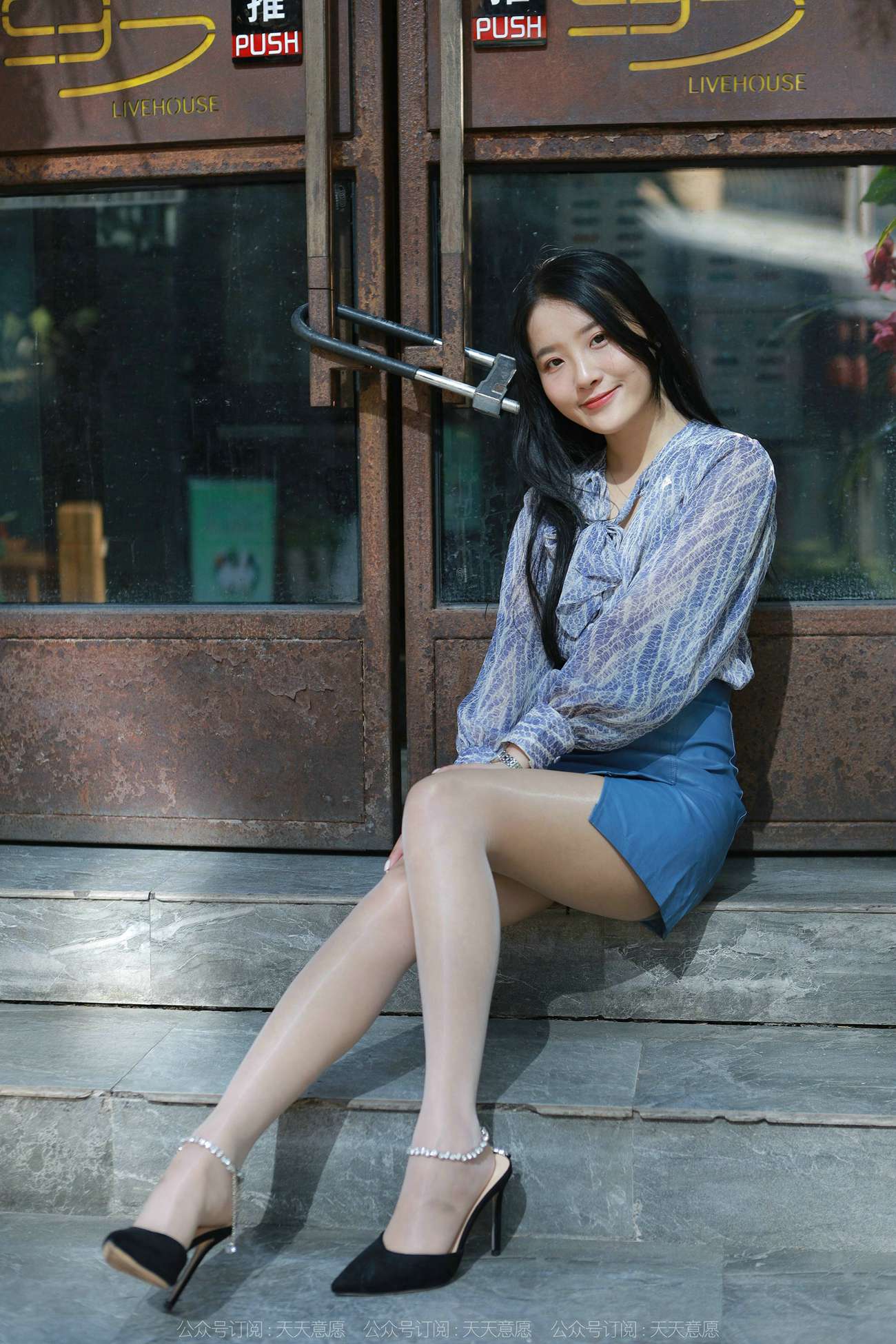 [IESS异思趣向] 2022.02.02 丝享家995：婉萍《油亮蓝色短裙》 [95P/118MB]