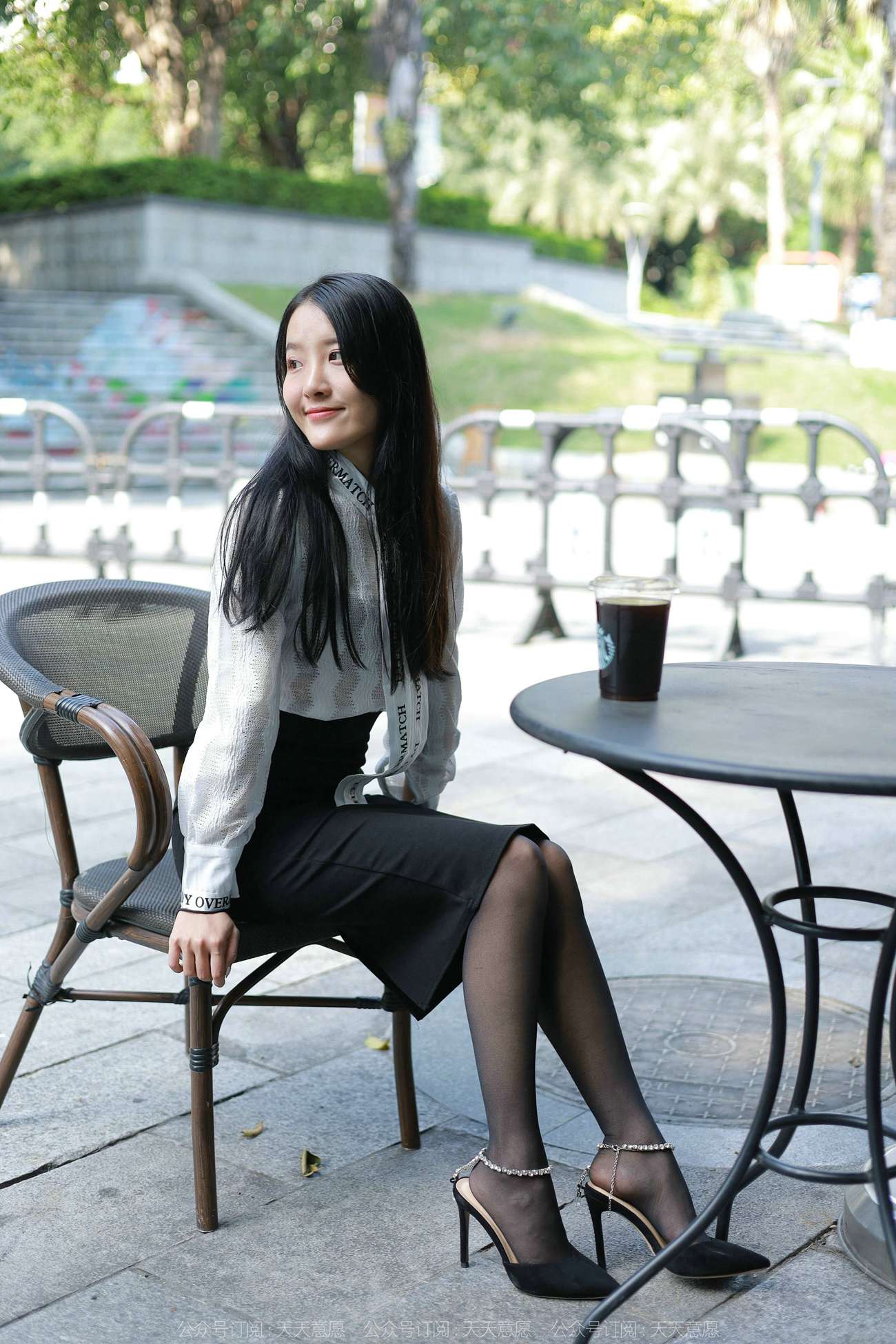 [IESS异思趣向] 2022.02.11 丝享家1002：婉萍《性感OL窄裙》 [90P/105MB]