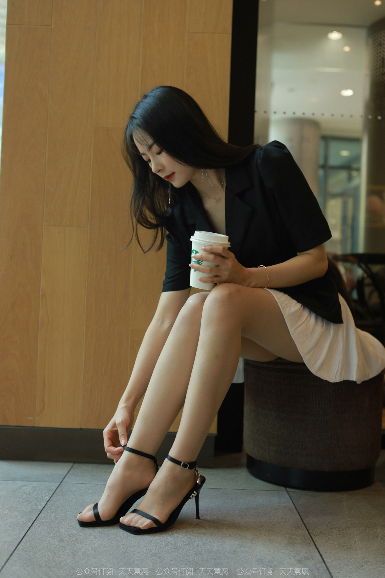 [IESS异思趣向] 耽丝 220403小金的黑色凉鞋 [85P/85MB]