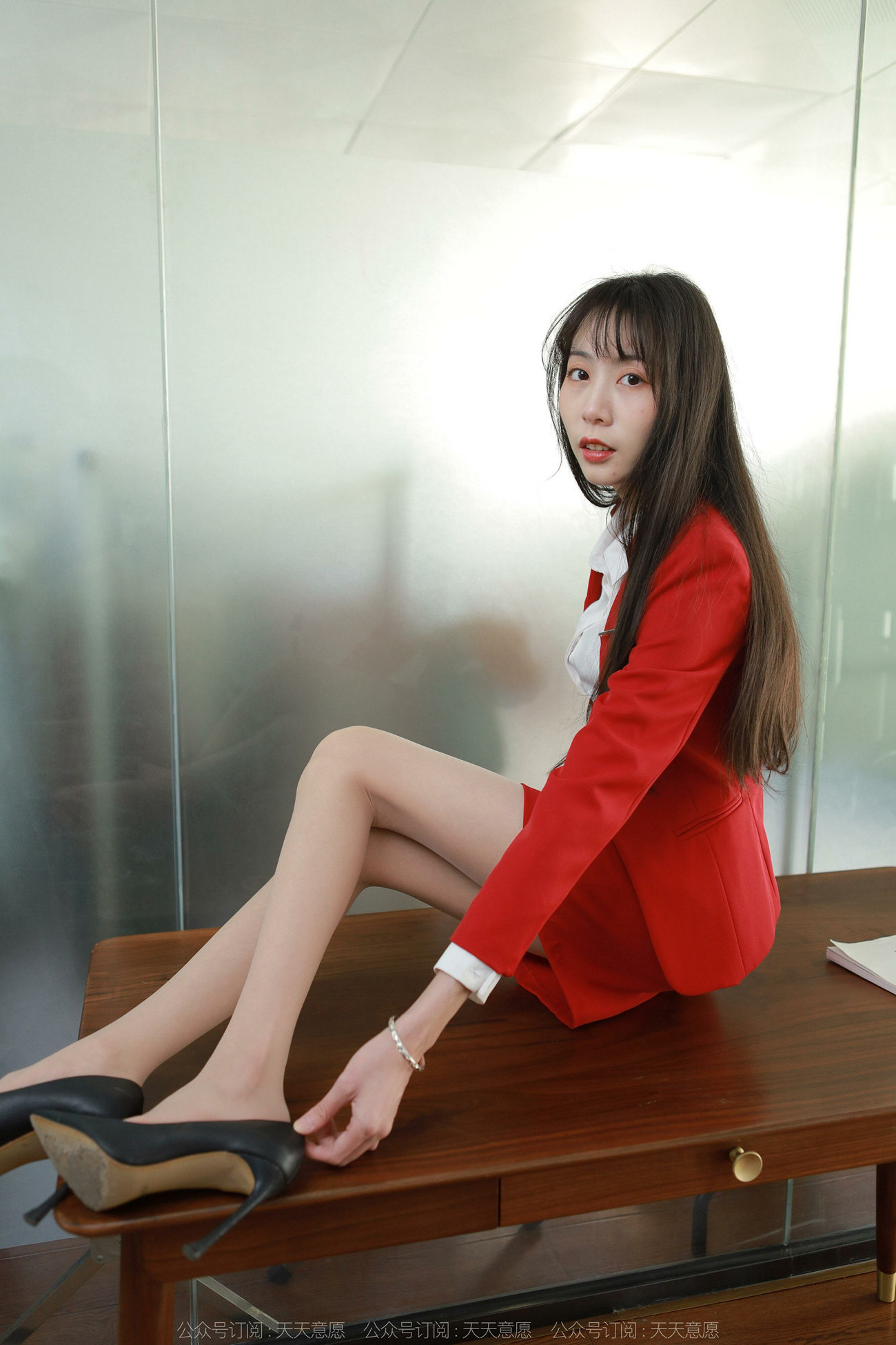 [IESS异思趣向] 2022.04.17 丝享家1062：团团《红裙长腿OL》[89P/123MB]