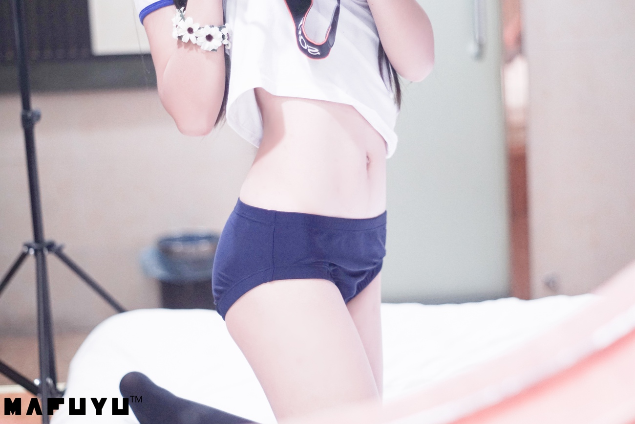 神楽板真冬 - 足控丝袜奶茶系列套图视频[5P/1V/1.04GB]