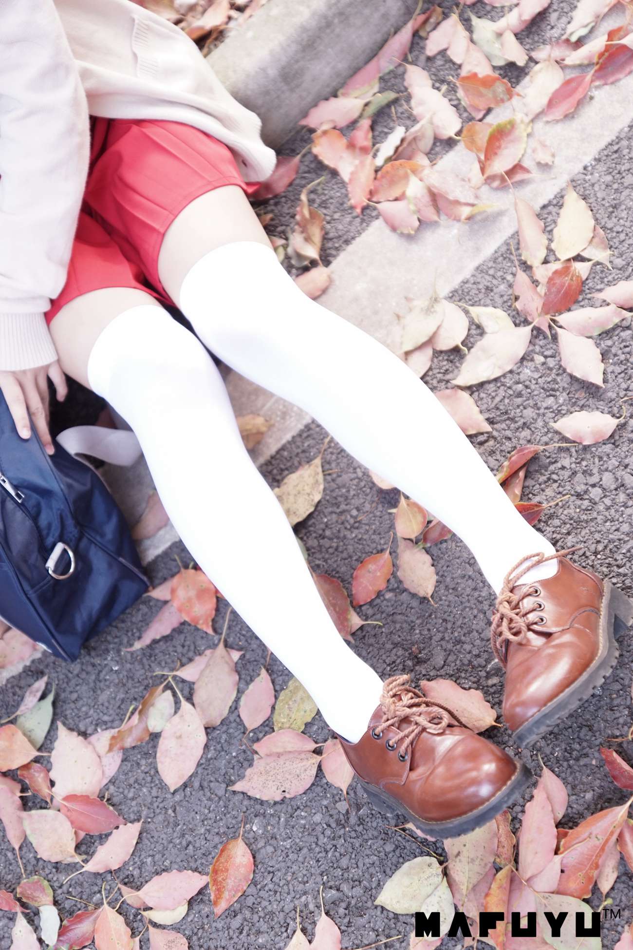 神楽板真冬 - JK白过膝系列套图[112P/1.24GB]