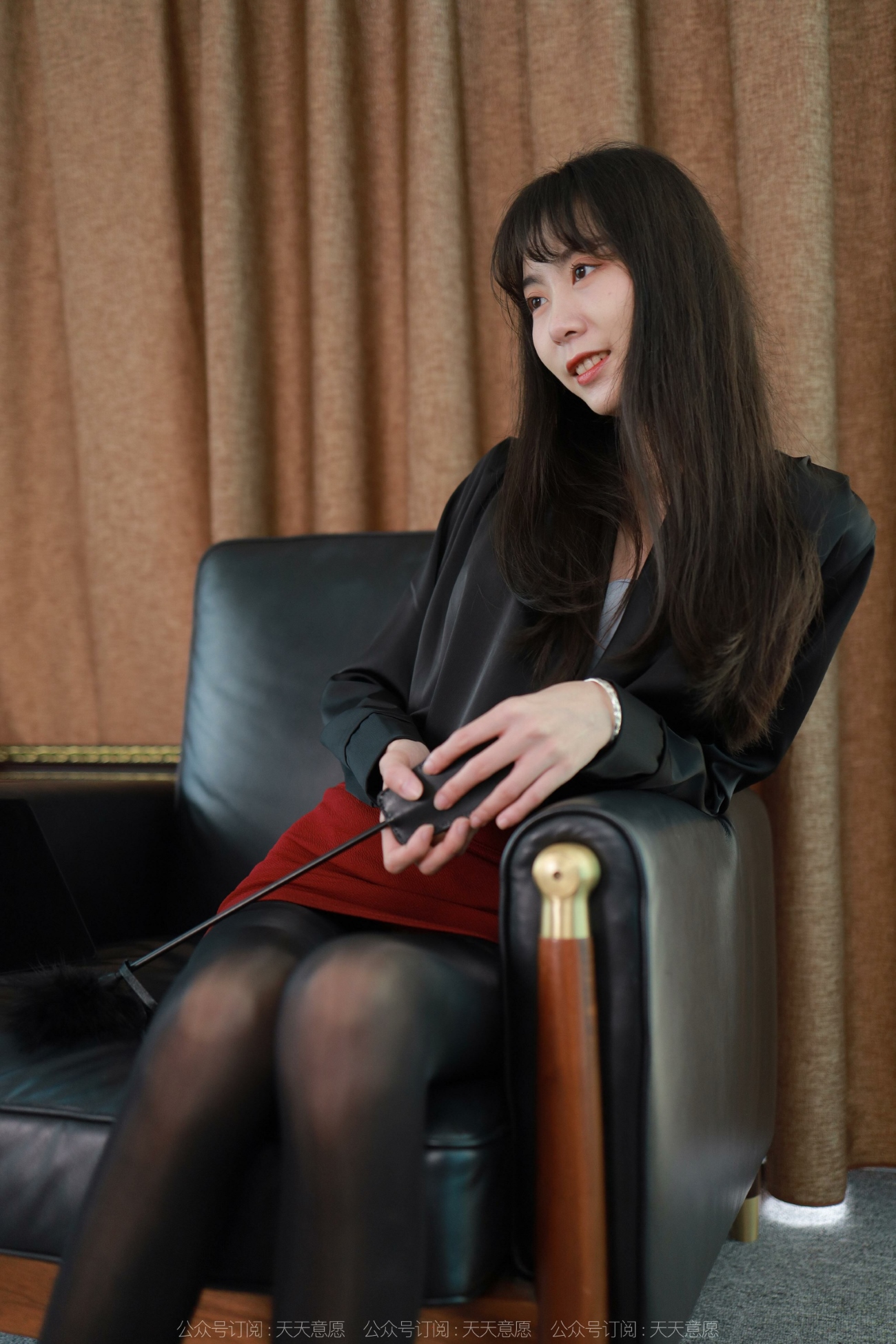 [IESS异思趣向] 耽丝 220630团团 黑丝红裙 [86P/100MB]