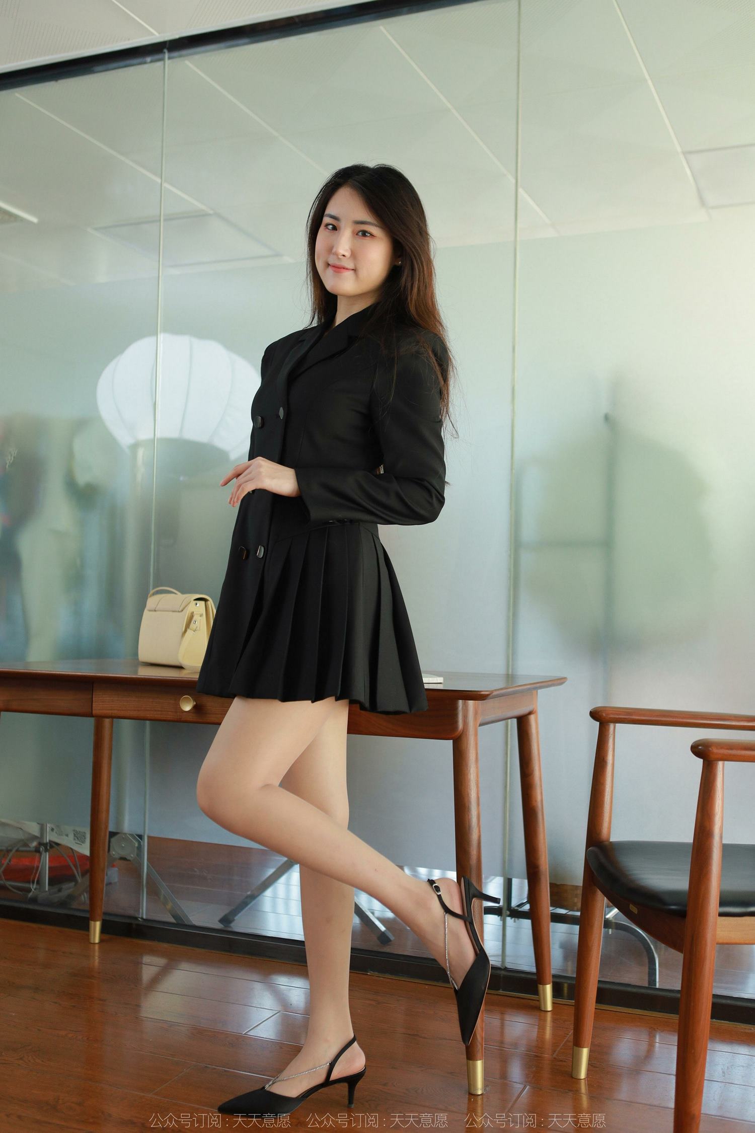 [IESS异思趣向] 2022.04.20 丝享家1065：小宝《黑色百褶裙》[79P/111MB]