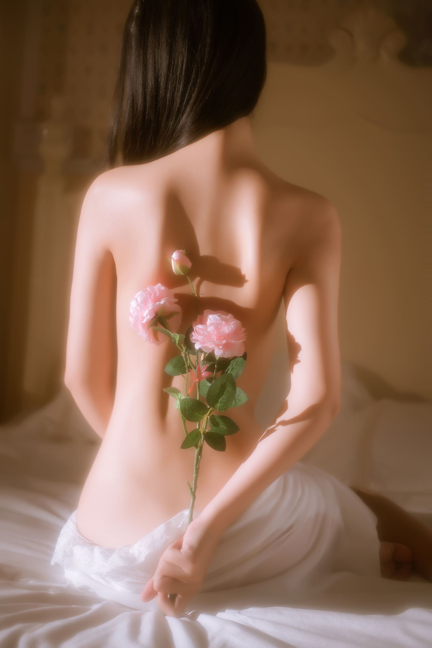 微博网紅妹纸@萌芽儿o0 萌芽儿o0 金色套装 [70P/1.28G]