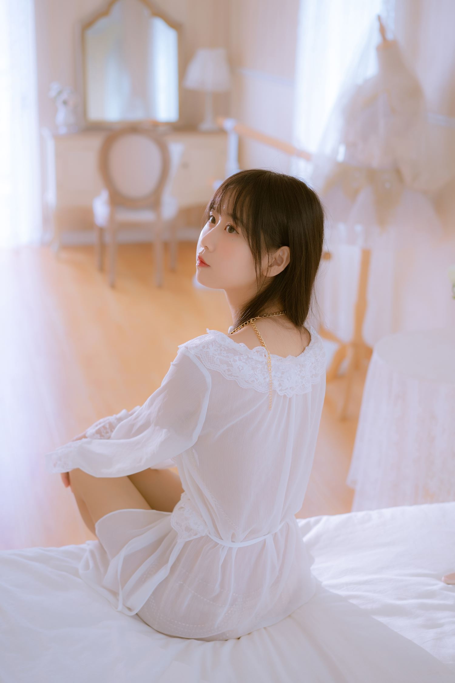 微博网紅妹纸@萌芽儿o0 萌芽儿o0 金色套装 [70P/1.28G]