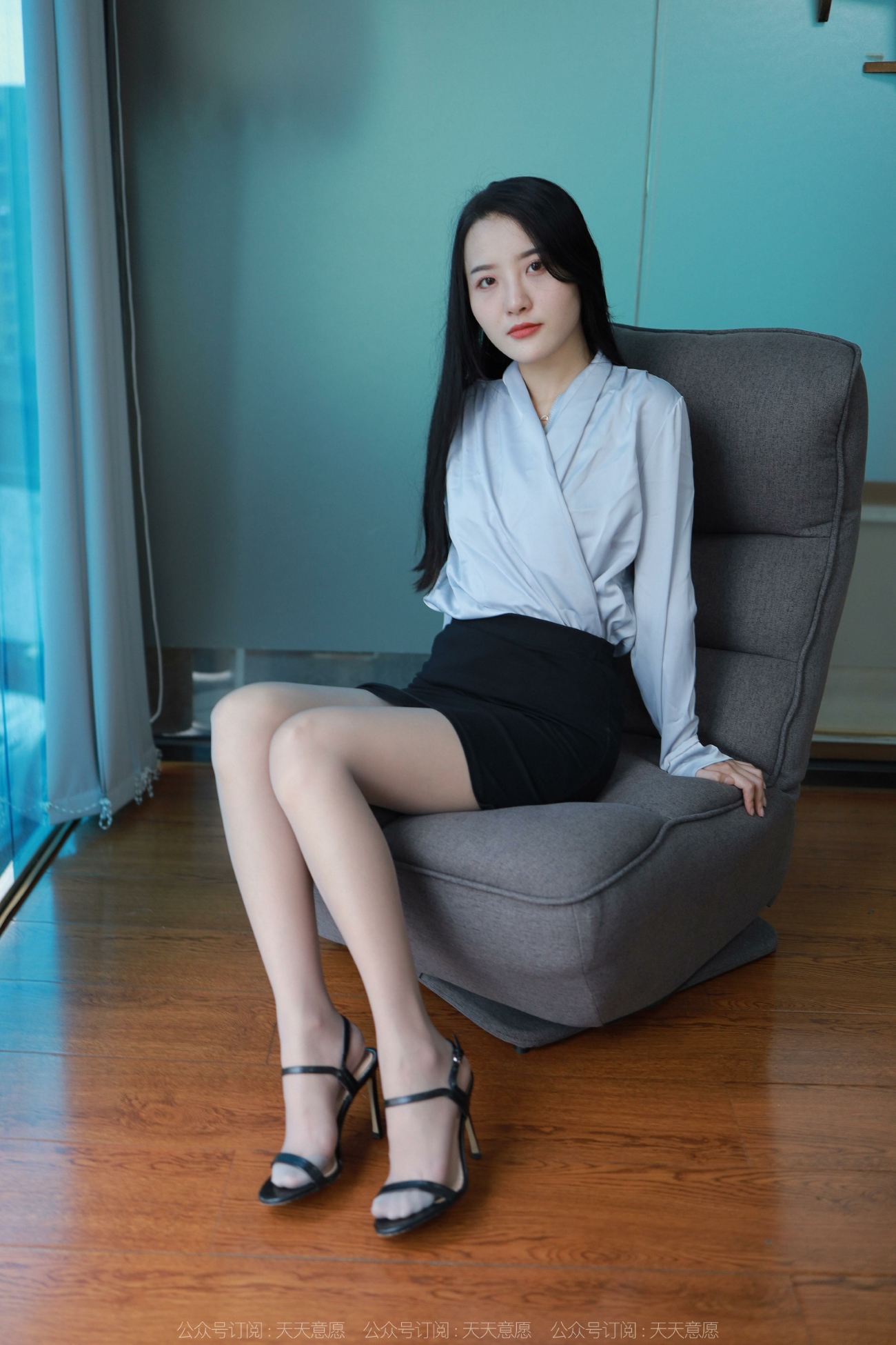 [IESS异思趣向] 耽丝 220701婉萍 肉丝黑裙 [81P/93MB]