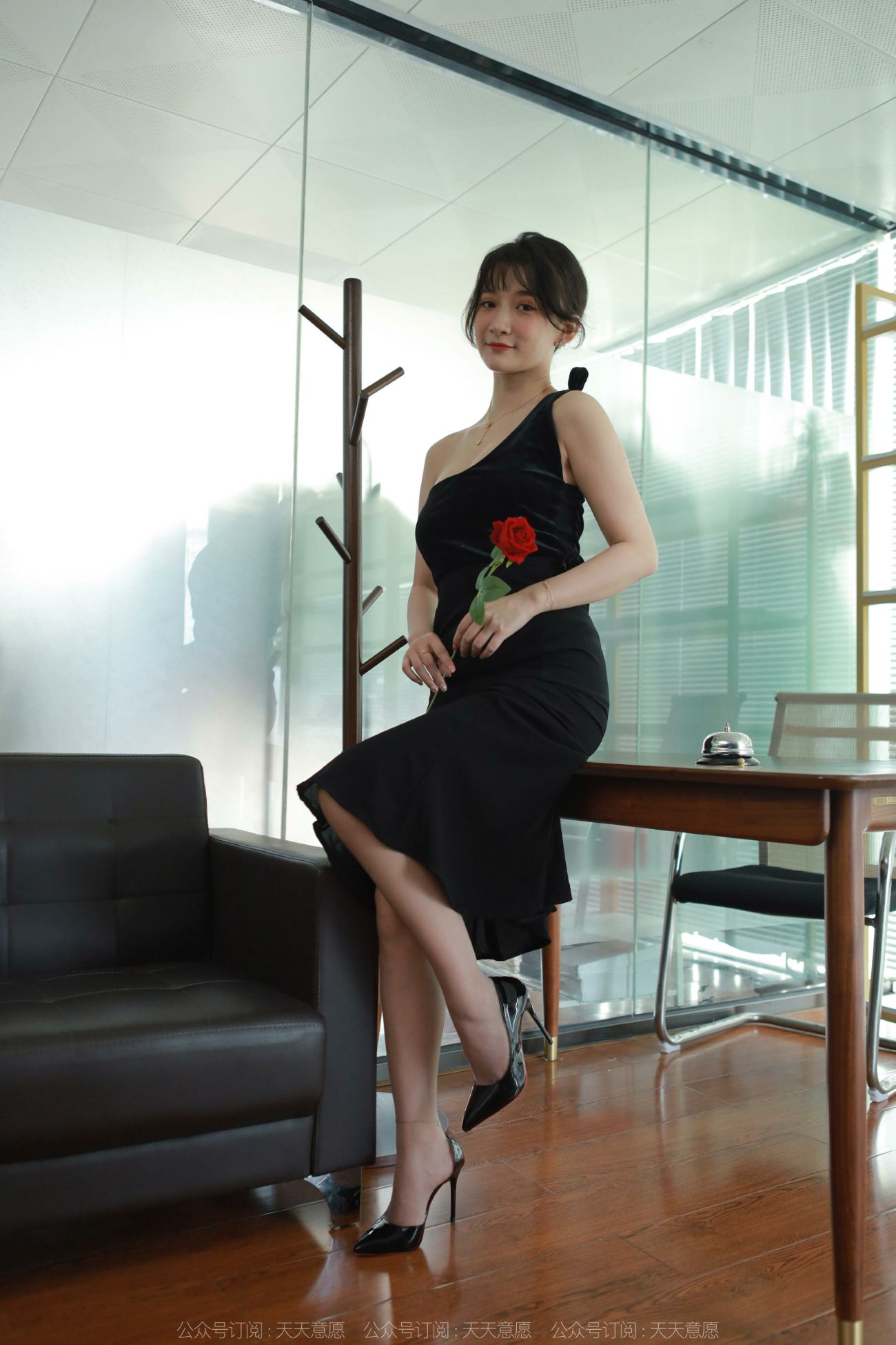 [IESS异思趣向] 耽丝 220720秋秋 送你一朵玫瑰花 [86P/82MB]