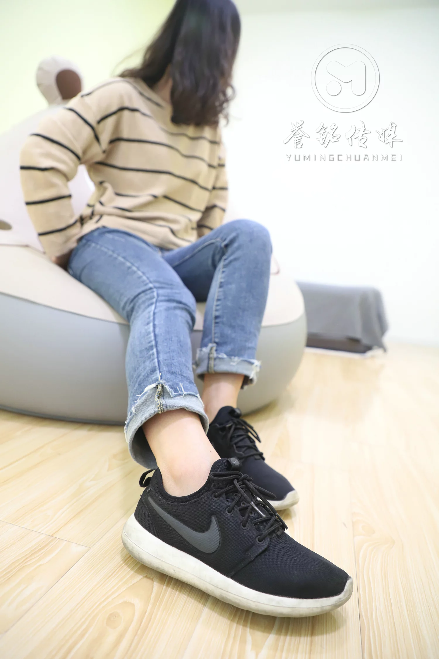 [誉铭传媒]袜足摄影 2019年 NO.023 人美足靓[130P/1V/1.00GB]