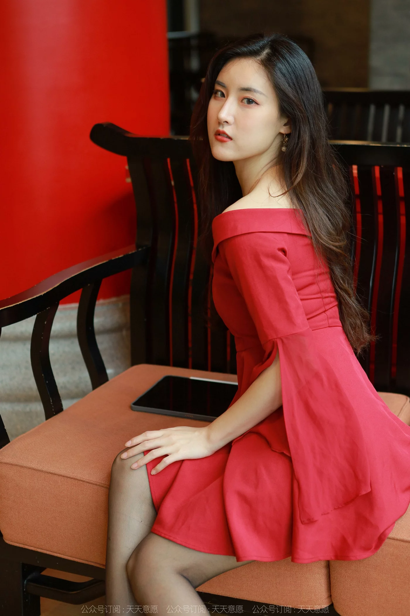 [IESS异思趣向] 2022.05.08 丝享家1082：小宝《红裙女神》[77P/117MB]