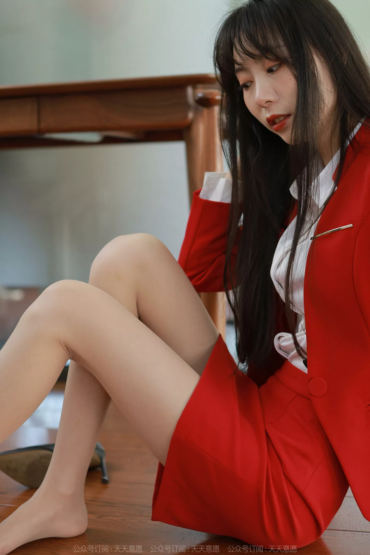 [IESS异思趣向] 2022.05.03 丝享家1077：团团《红裙丽人大长腿》[89P/123MB]