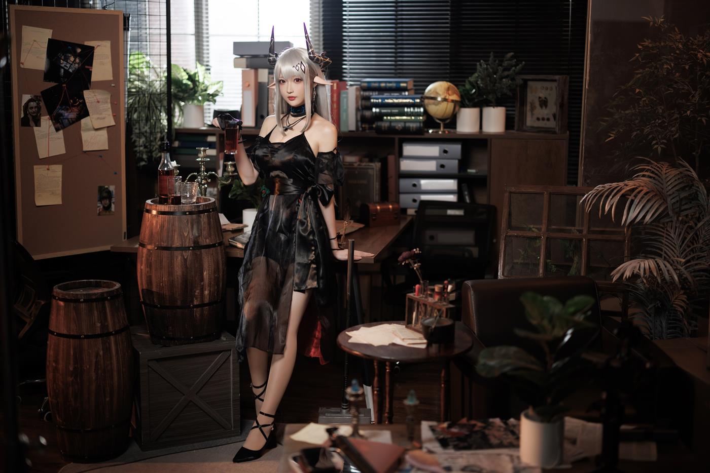 Coser小姐姐南宫  泥岩 礼服 [21P/301MB]