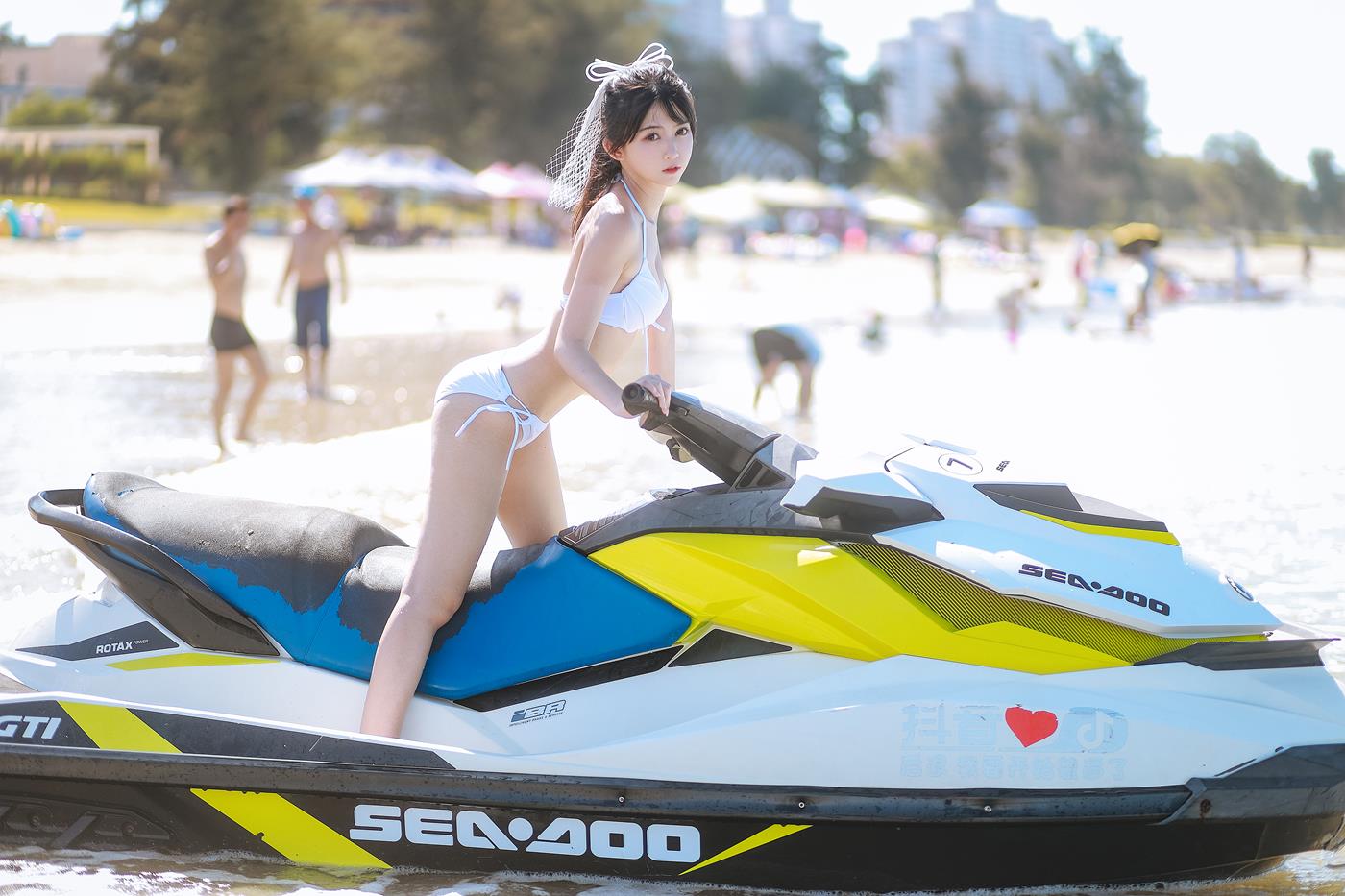 鳗鱼霏儿  - 海边[18P/298MB]