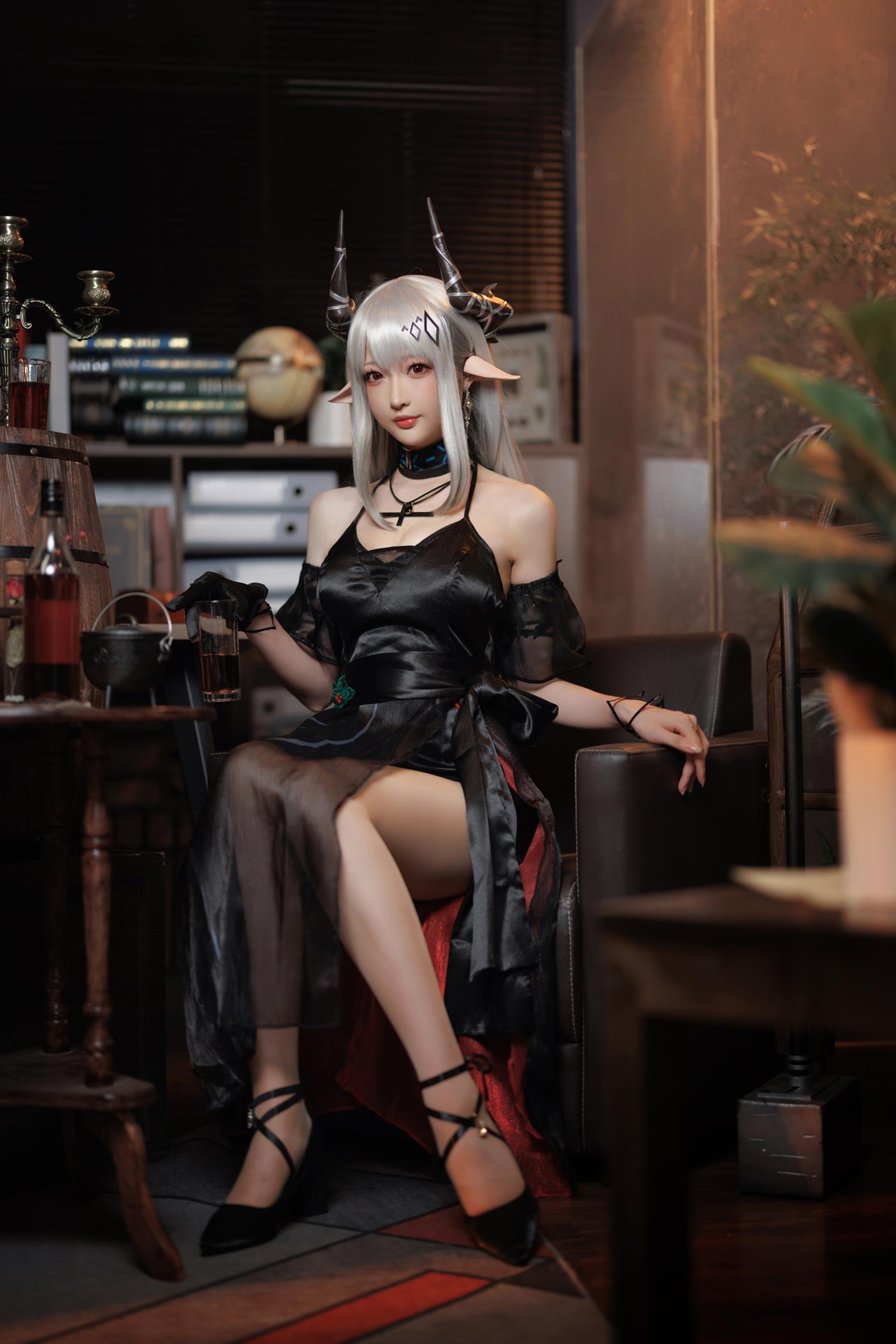 Coser小姐姐南宫  泥岩 礼服 [21P/301MB]