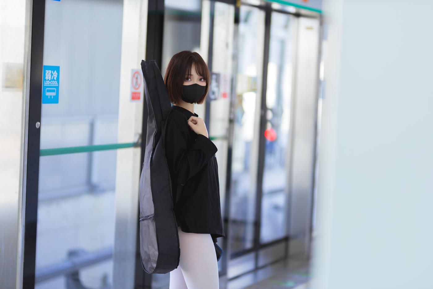 洛桑w伊梓 地铁吉他 [26P/275MB]