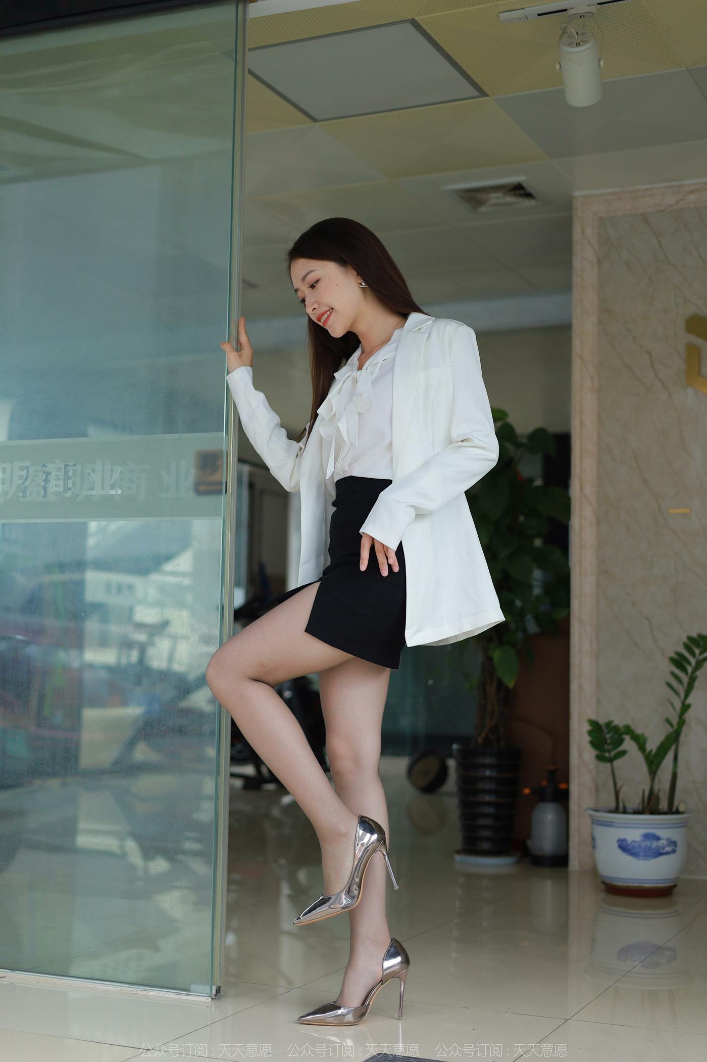 [IESS异思趣向] 2022.06.11 丝享家1114：小婕《冷艳嘿丝》[82P/120MB]